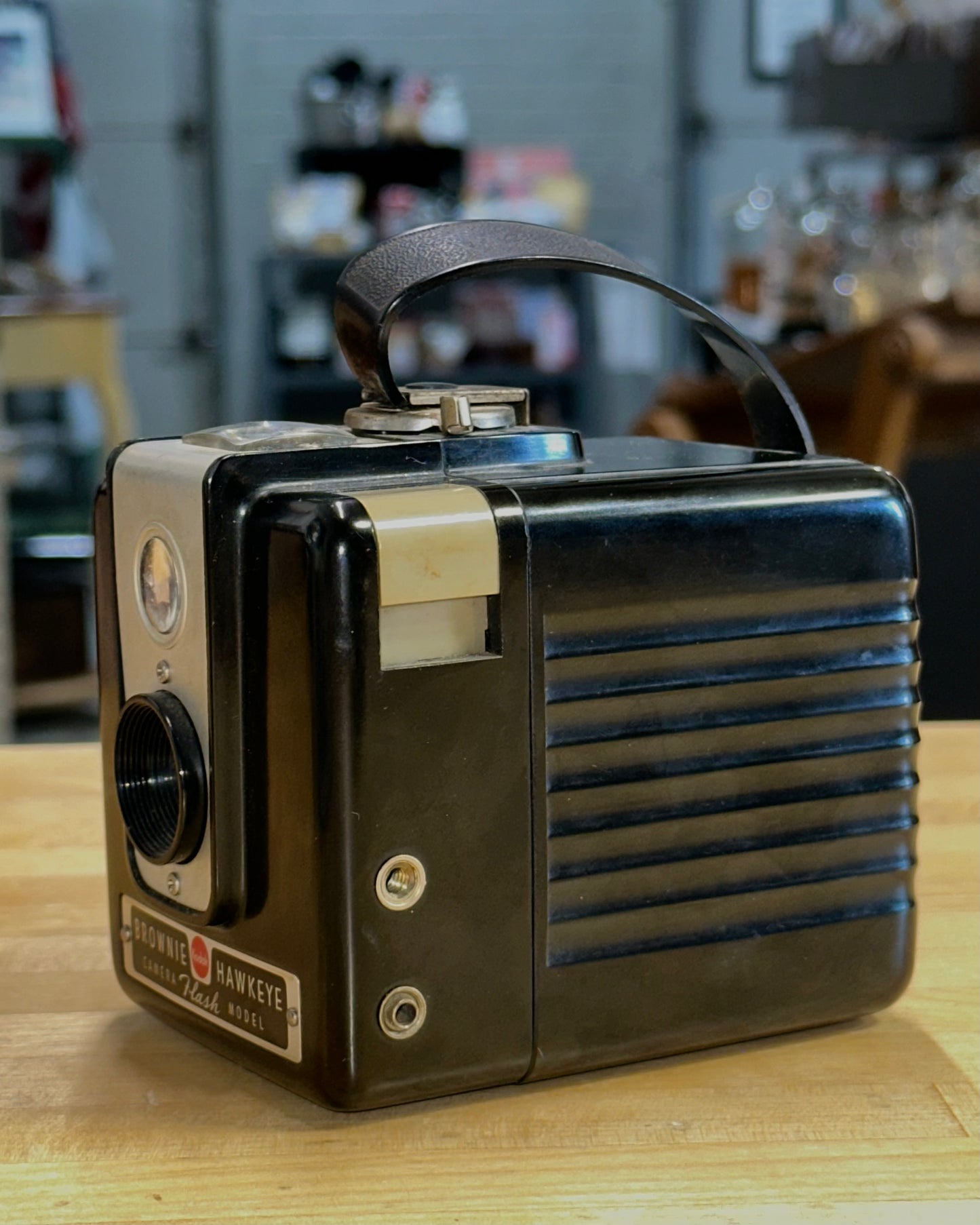 Kodak Classics: The 1950s Brownie Hawkeye & 1960s Instamatic 304 – Icons of a Golden Age in Photography