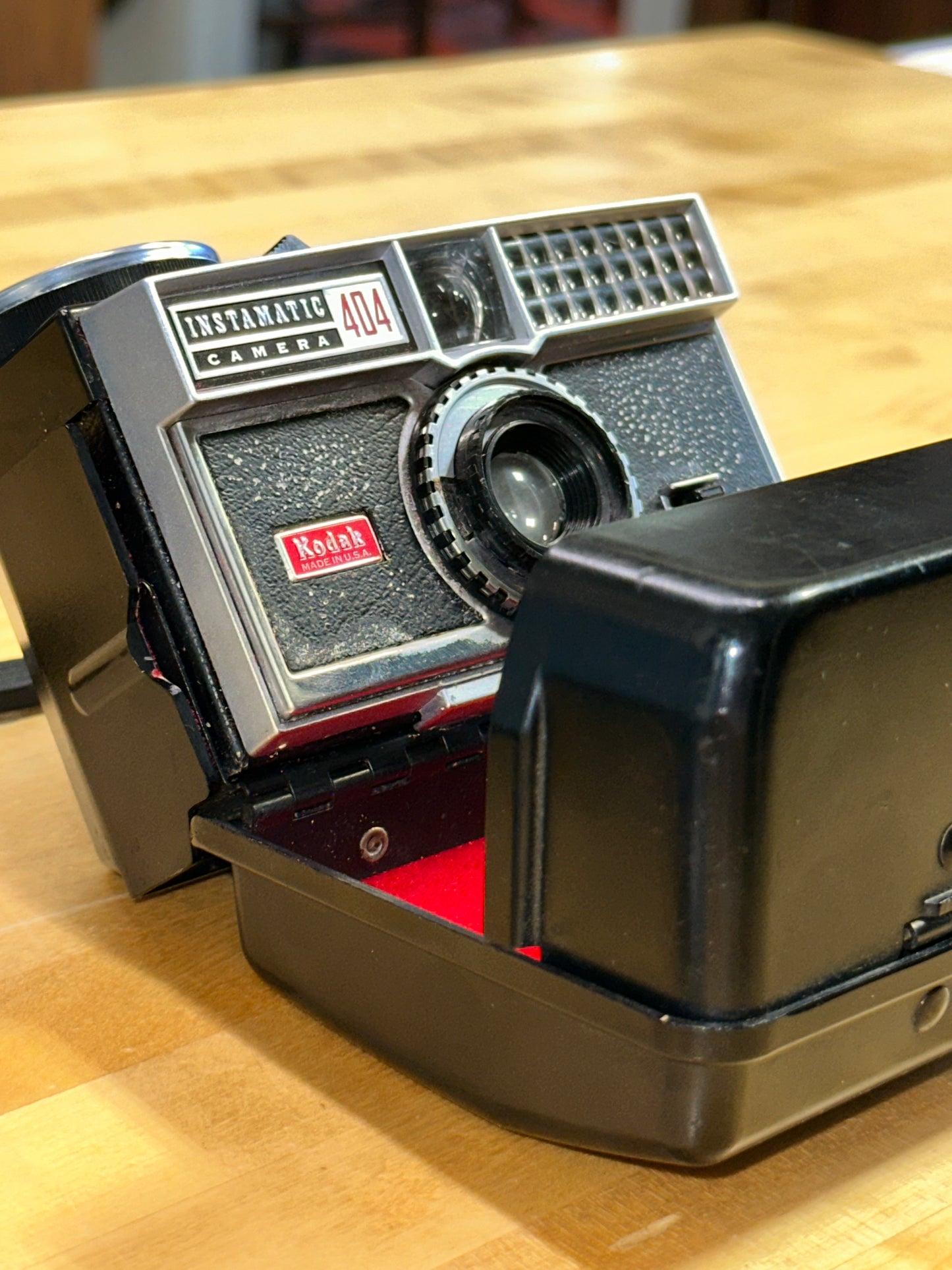 Kodak Classics: The 1950s Brownie Hawkeye & 1960s Instamatic 304 – Icons of a Golden Age in Photography