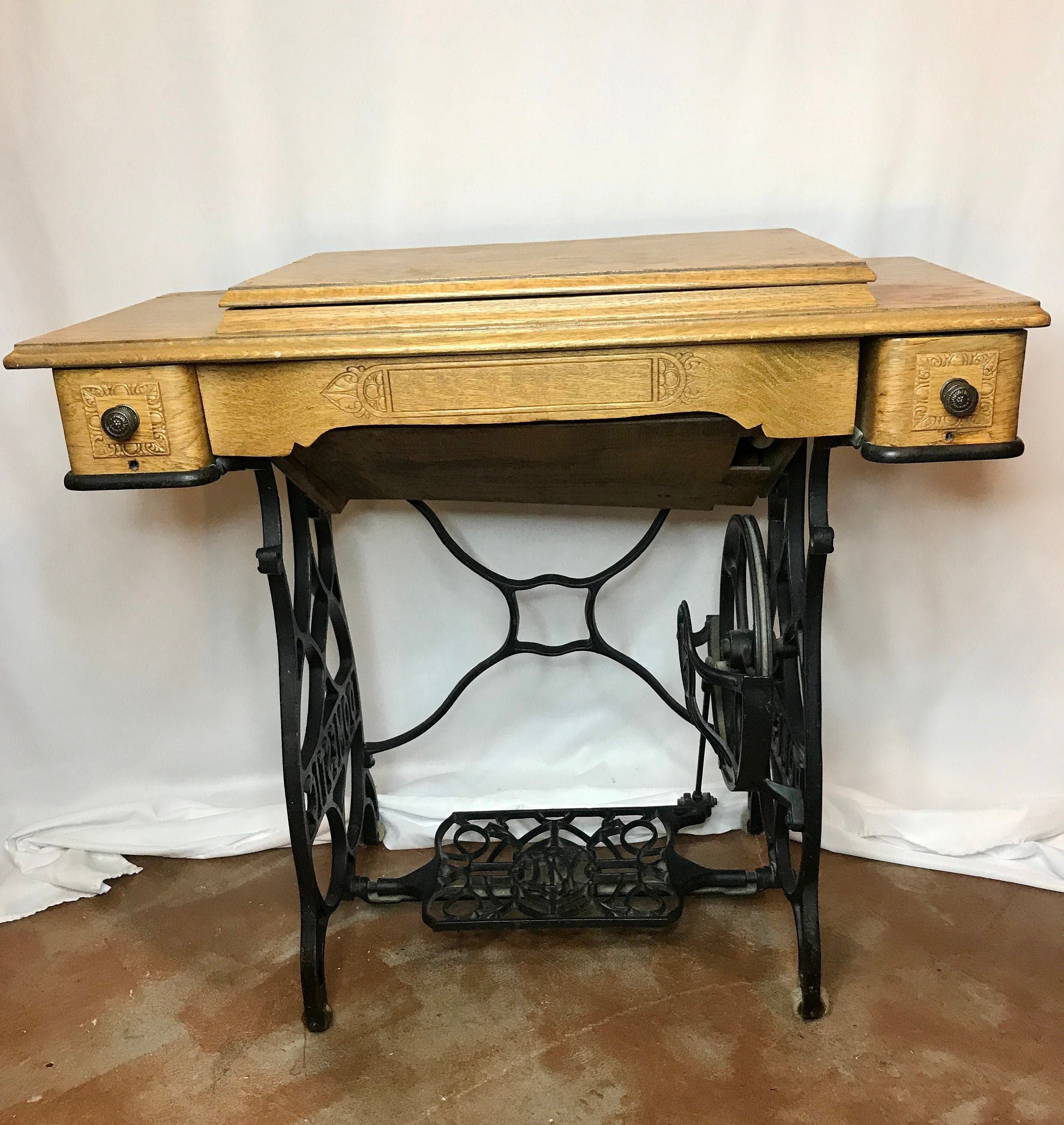 Antique Sewing Table/mach