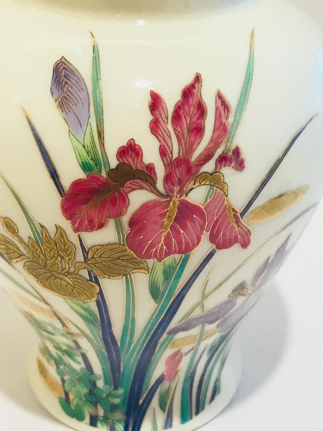Flowered porcelain ginger jar vase/urn with gold trim