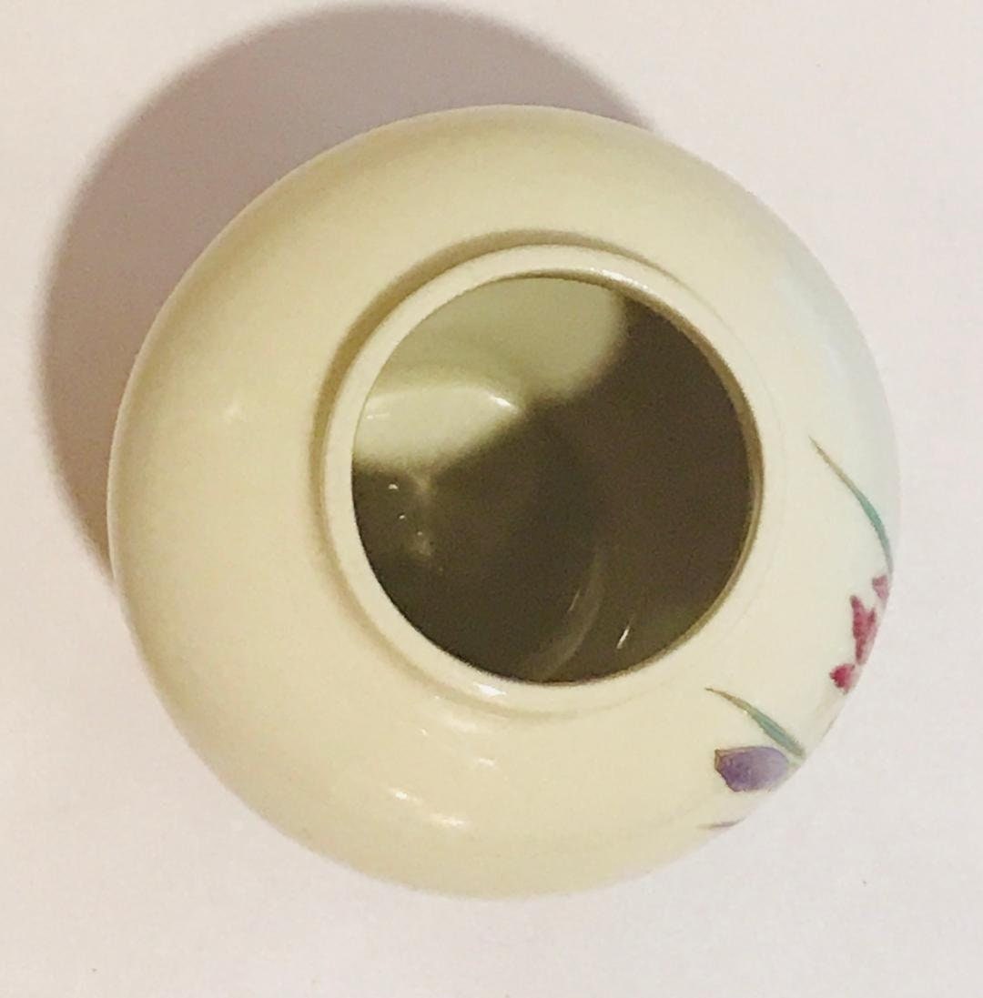 Flowered porcelain ginger jar vase/urn with gold trim