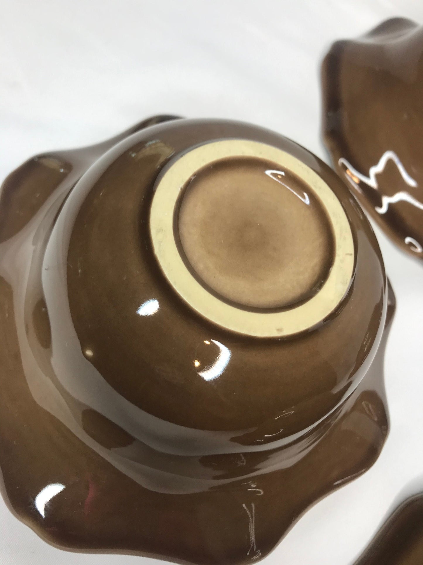 Set of 4 scalloped brown glazed soup/salad/dessert bowls resembles deartis (t)