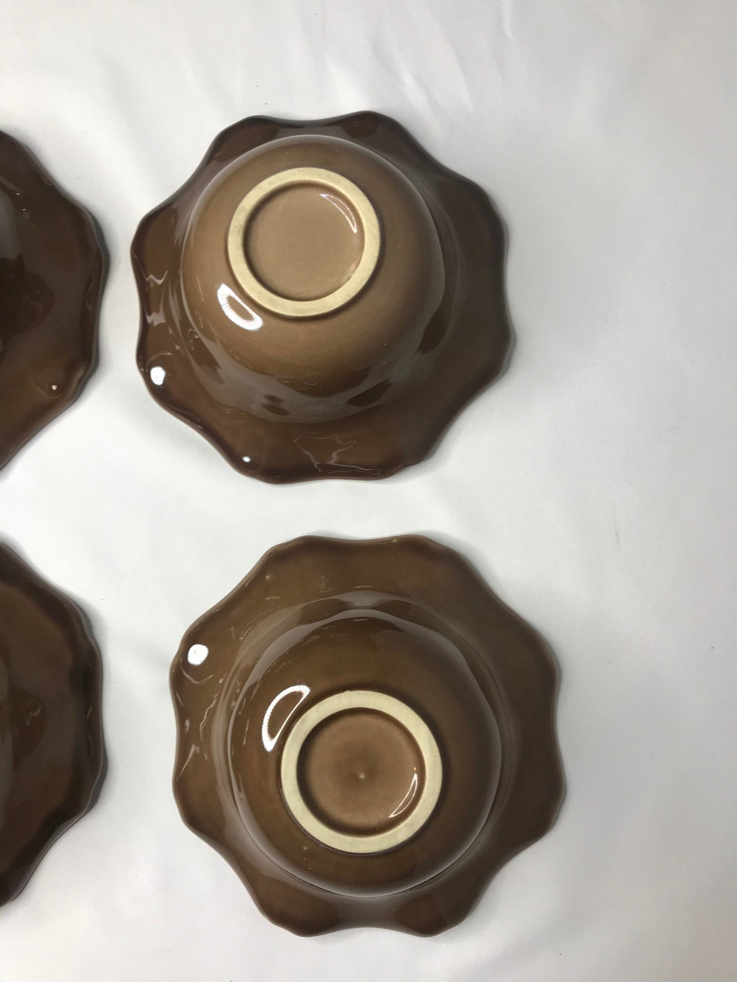 Set of 4 scalloped brown glazed soup/salad/dessert bowls resembles deartis (t)