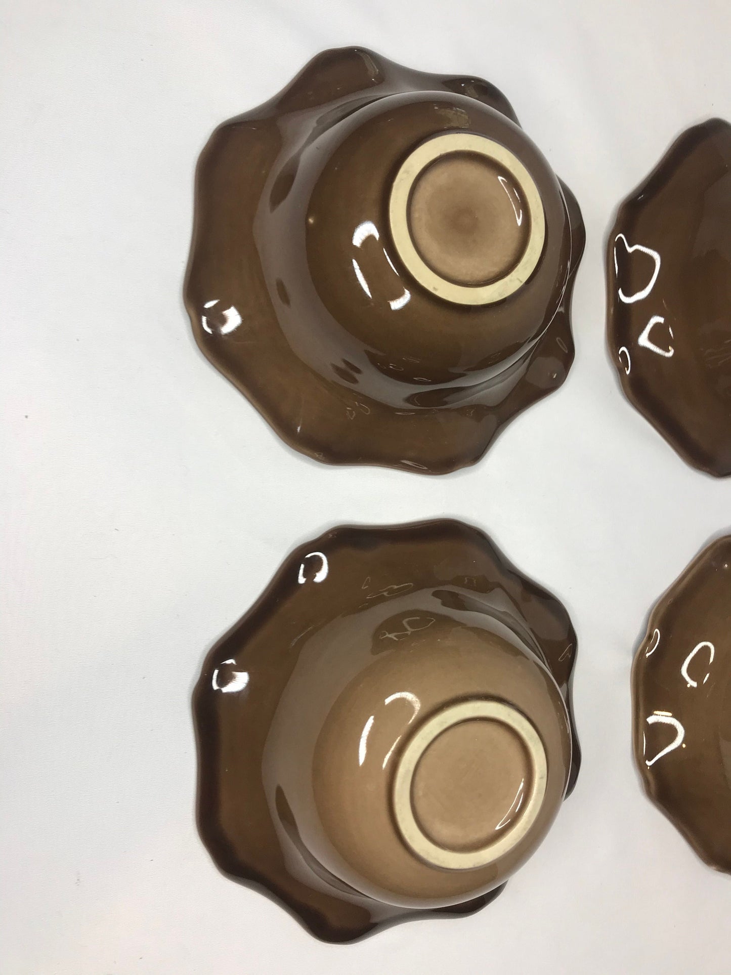 Set of 4 scalloped brown glazed soup/salad/dessert bowls resembles deartis (t)