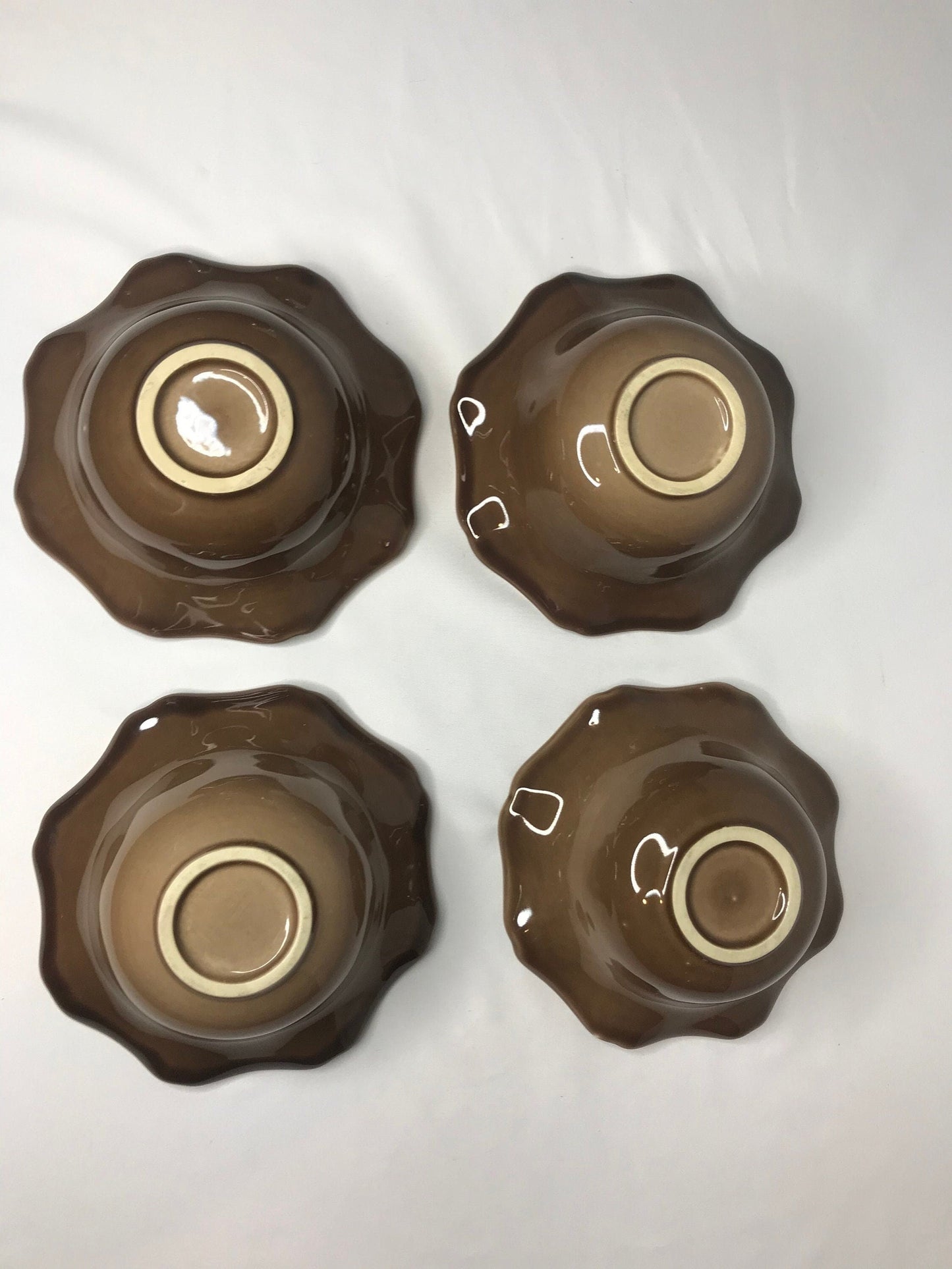 Set of 4 scalloped brown glazed soup/salad/dessert bowls resembles deartis (t)