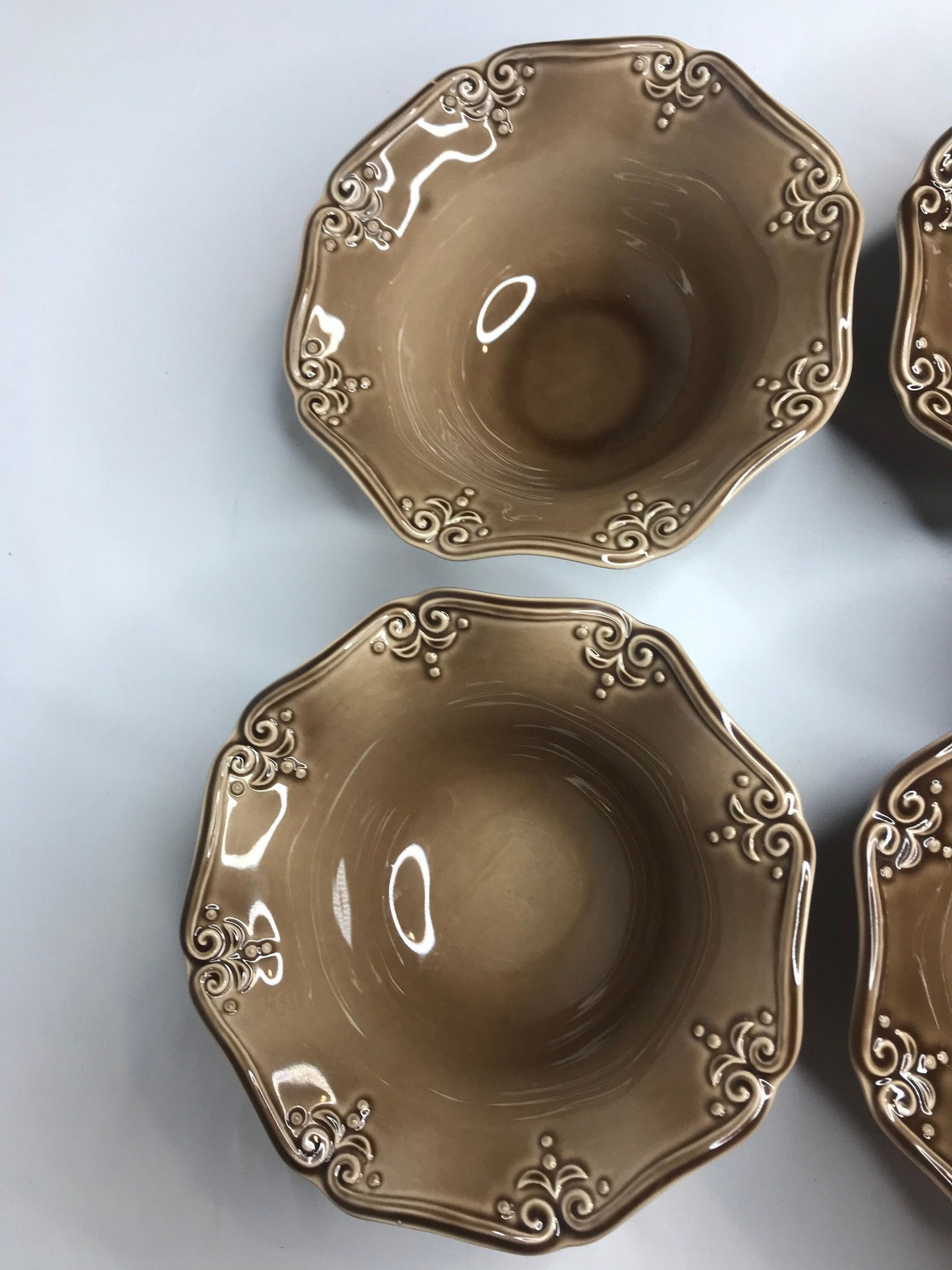 Set of 4 scalloped brown glazed soup/salad/dessert bowls resembles deartis (t)
