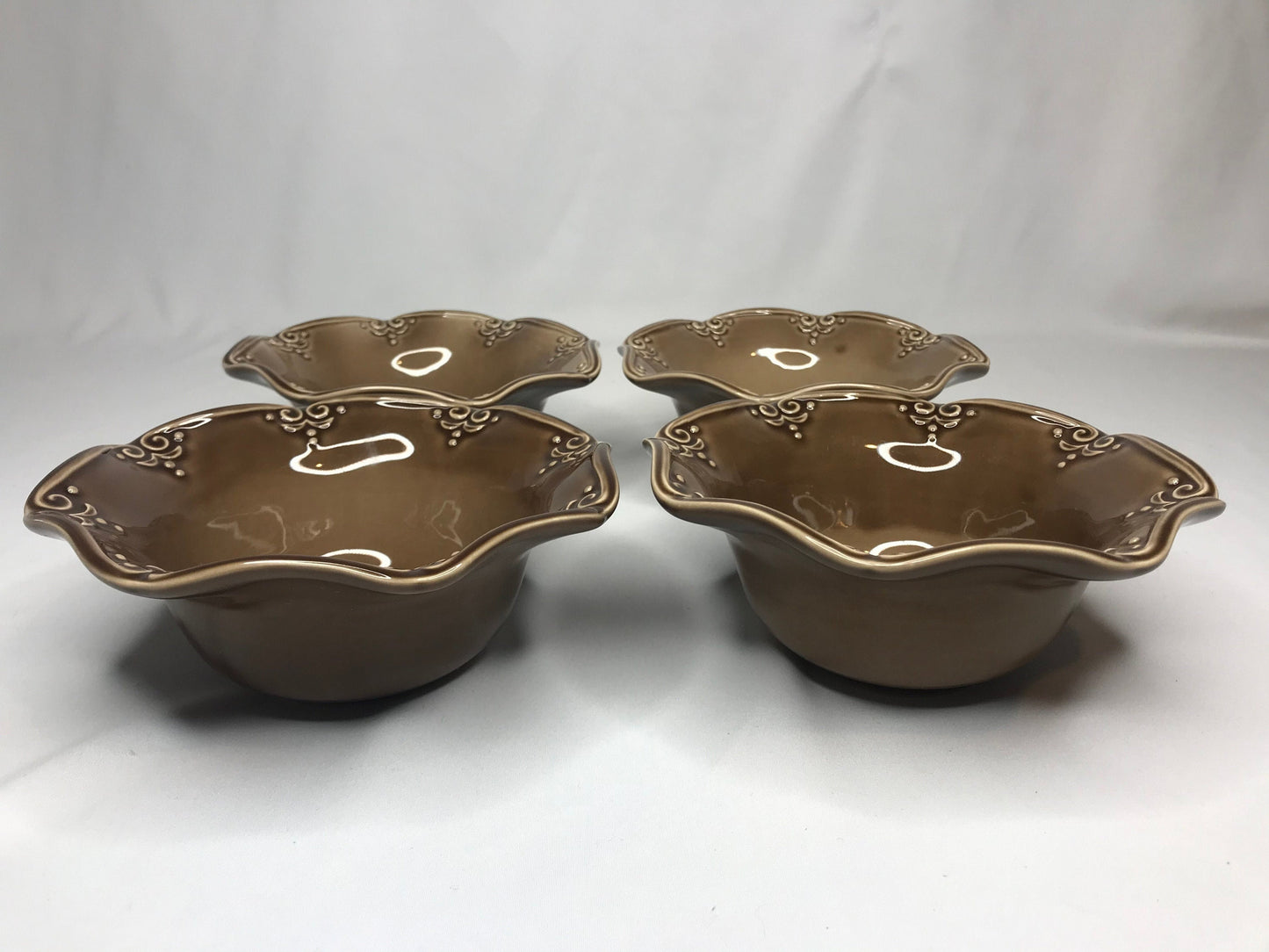 Set of 4 scalloped brown glazed soup/salad/dessert bowls resembles deartis (t)