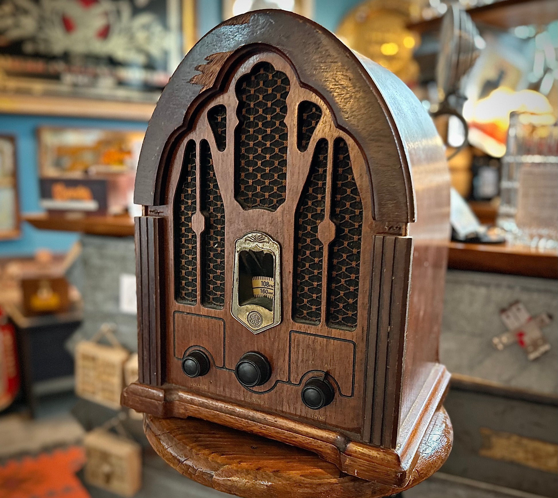 Classic vintage inspired AM/FM radio reproduction