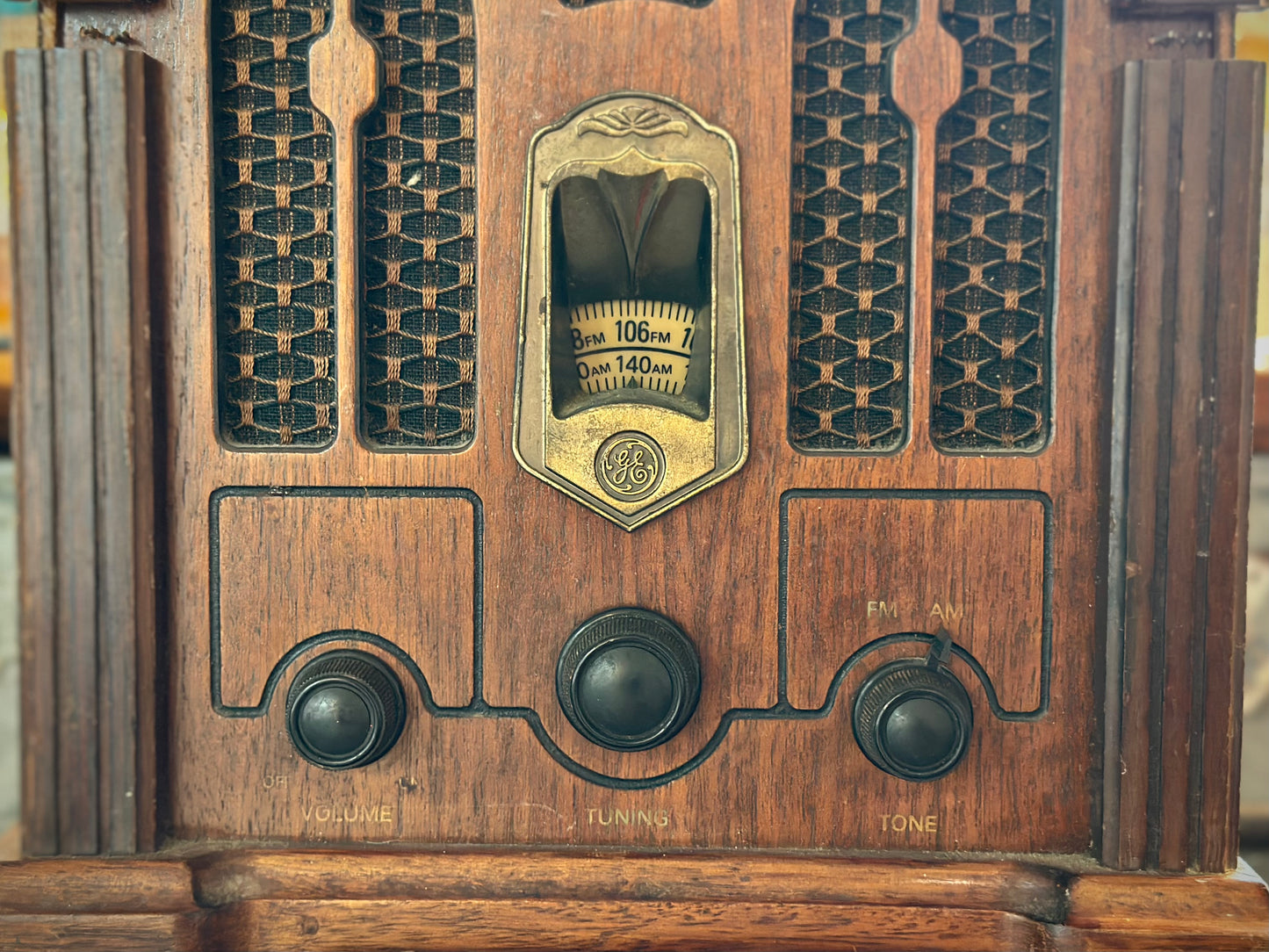 Vintage 1980s General Electric cathedral style AM/FM radio