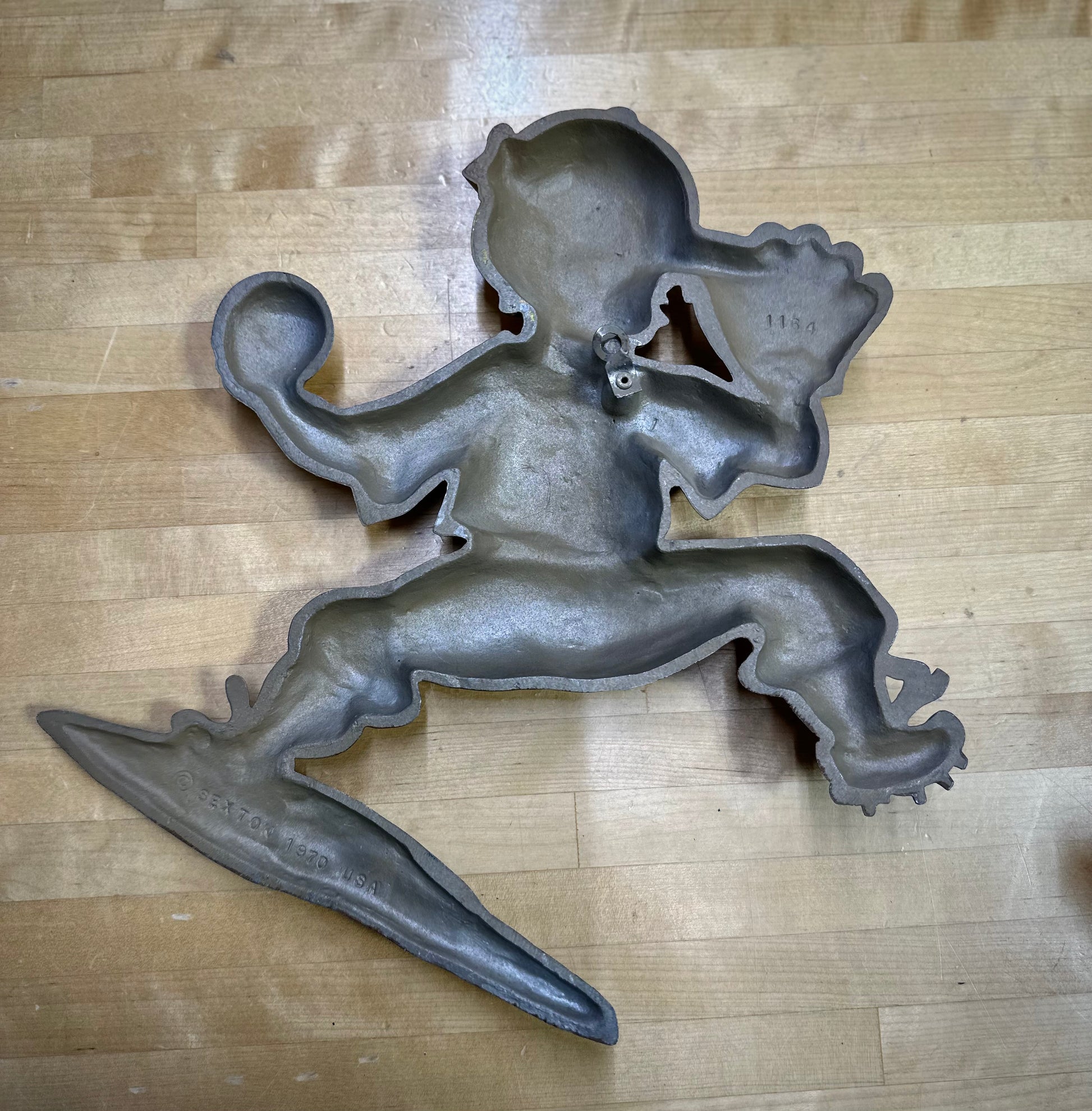 Sexton vintage 1970s cast metal baseball pitcher wall plaque