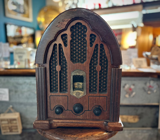 Vintage 1980s General Electric cathedral style AM/FM radio