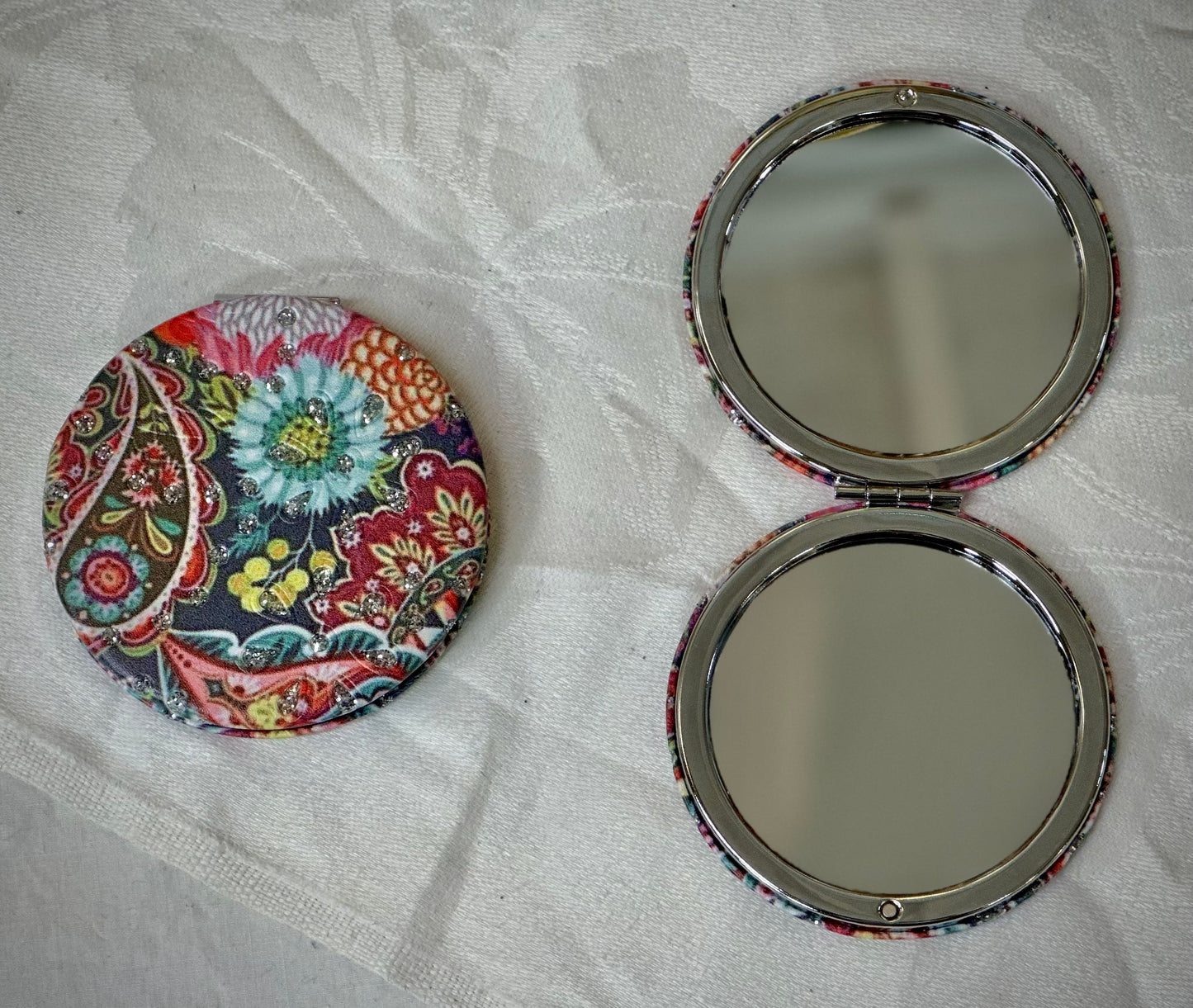 Vintage-style floral compact mirror for purse