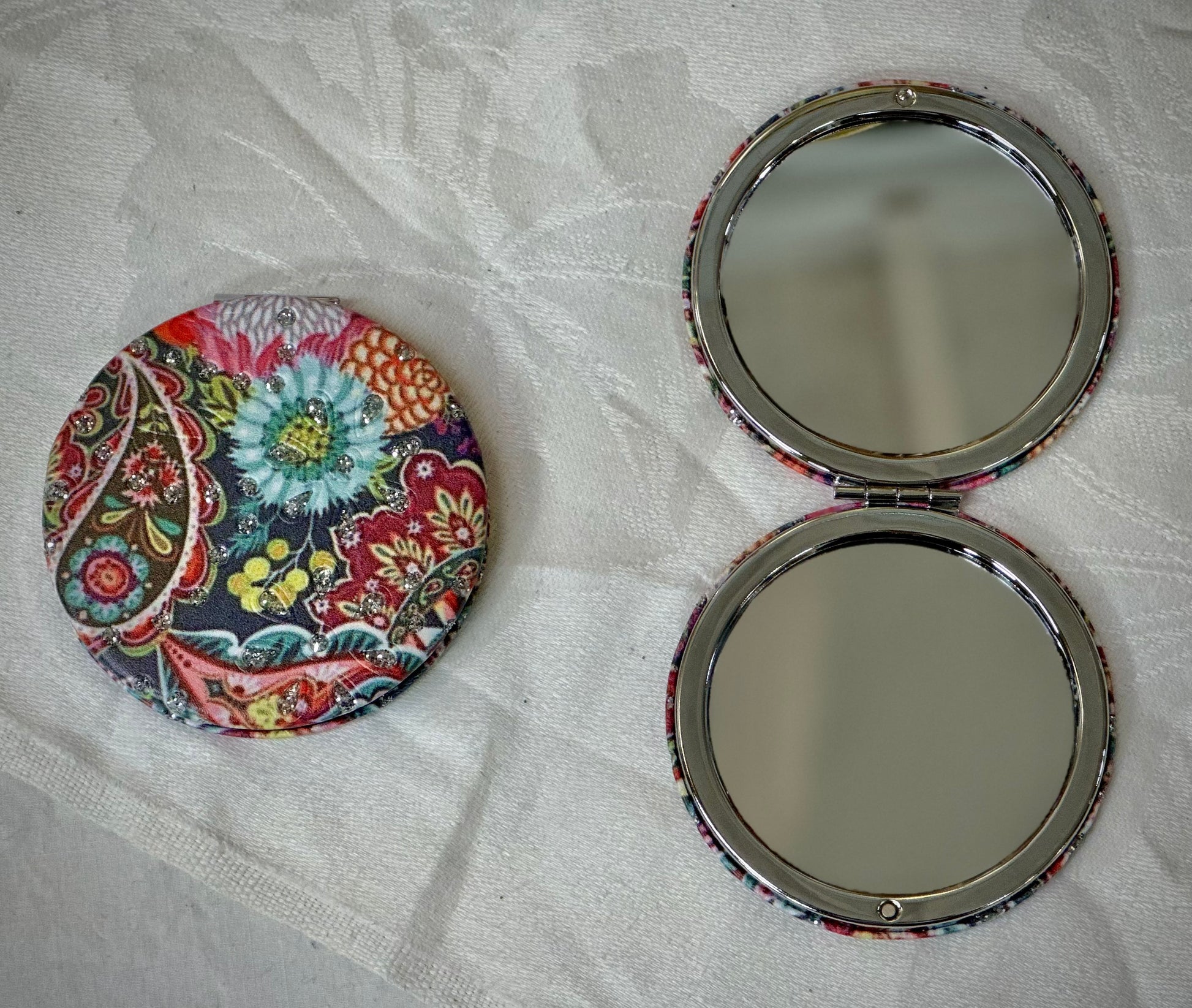 Vintage-style floral compact mirror for purse