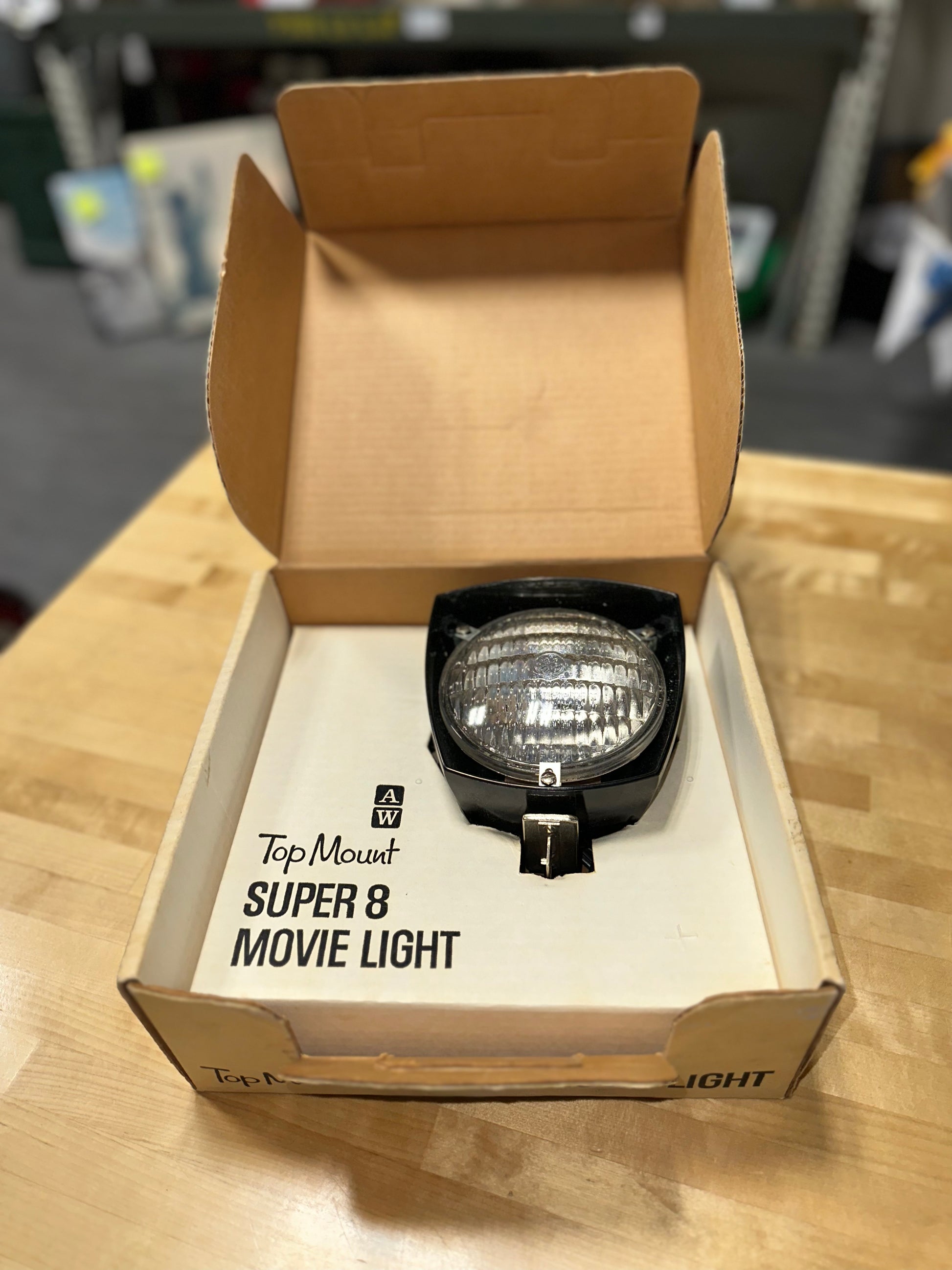 Super 8 Led Retro Warner Super 8 Top Mount Movie Light ML-888 – Terra Americana