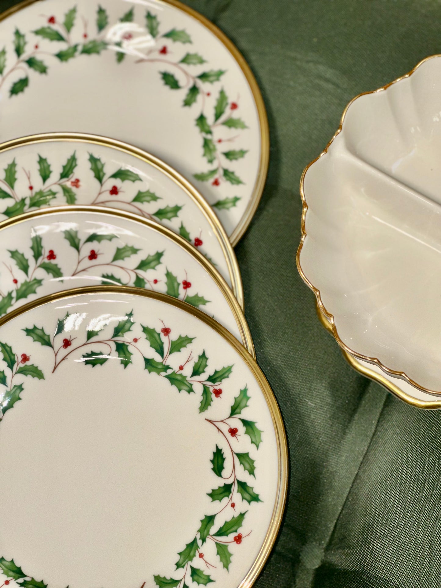 Lenox Holiday Dinnerware Set – Porcelain Plates & Serving Dish Holly & Gold Trim Collection