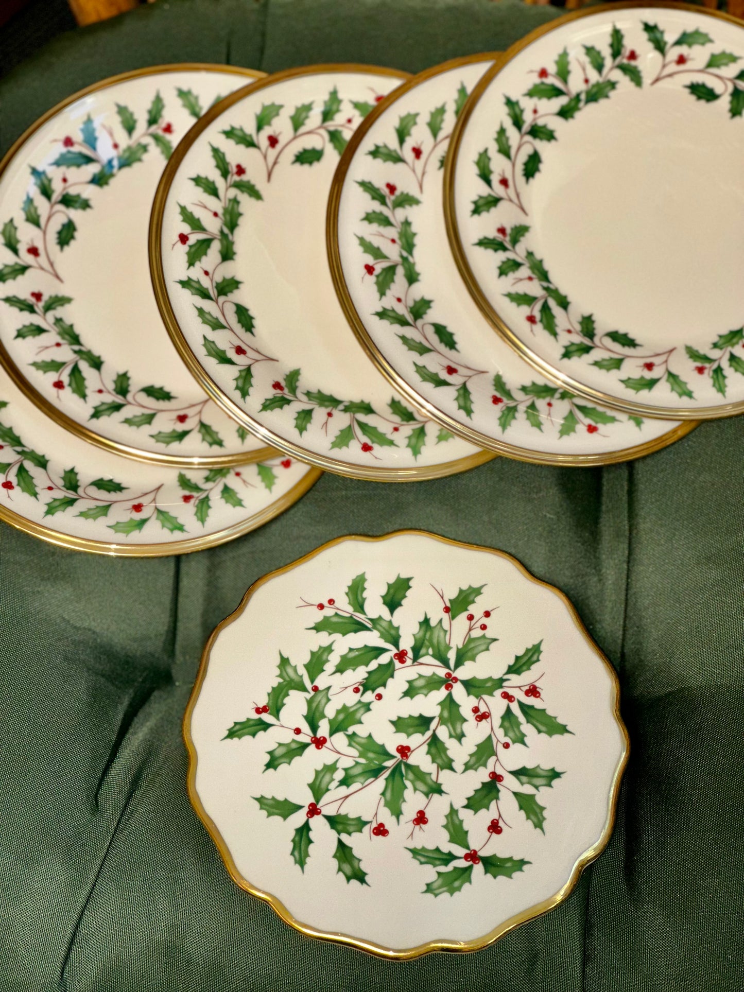 Lenox Holiday Dinnerware Set – Porcelain Plates & Serving Dish Holly & Gold Trim Collection