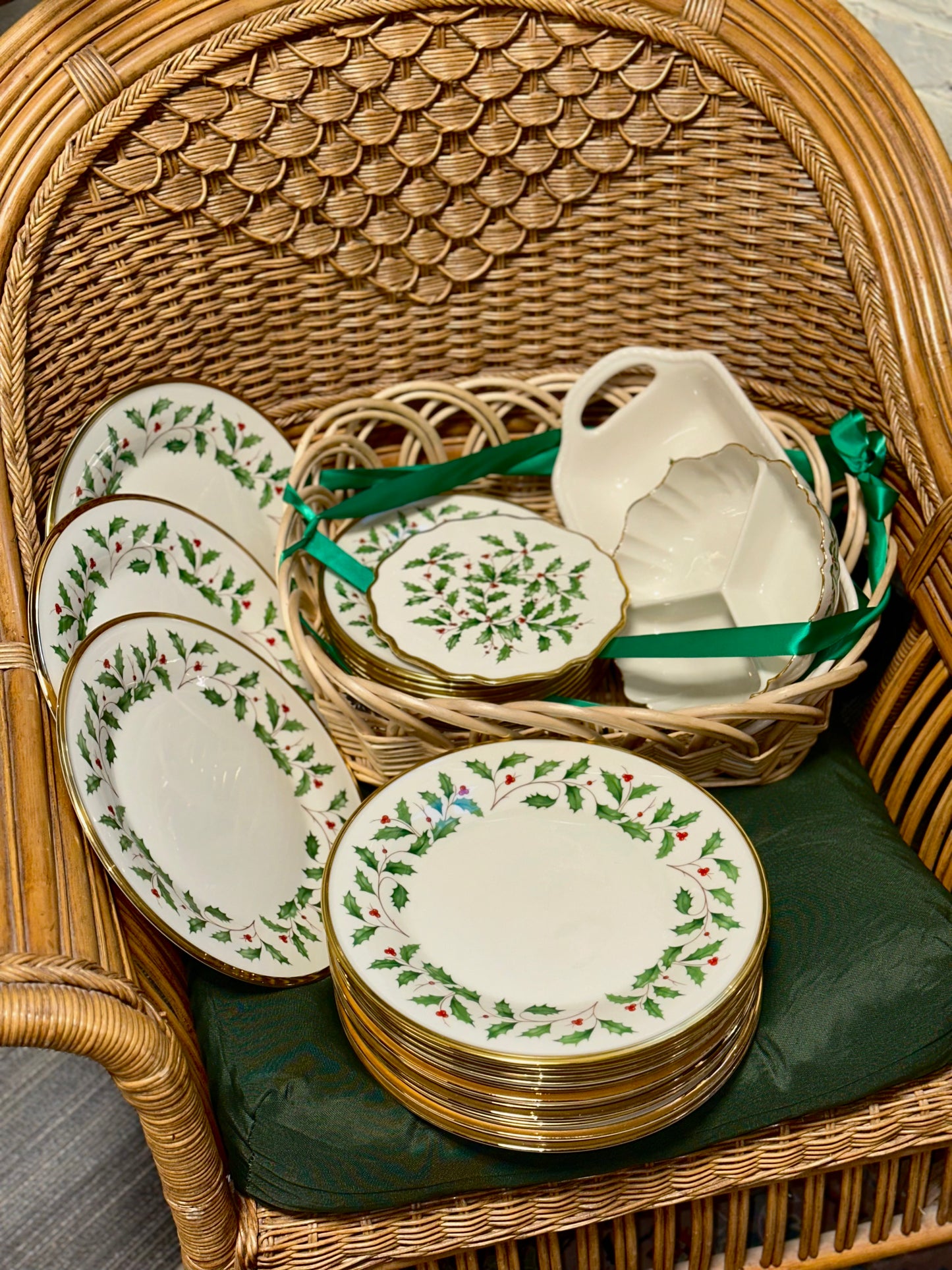 Lenox Holiday Dinnerware Set – Porcelain Plates & Serving Dish Holly & Gold Trim Collection