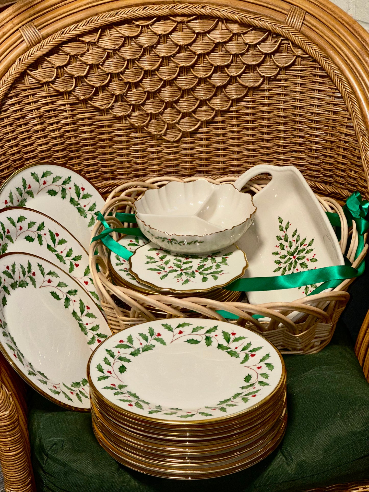Lenox Holiday Dinnerware Set – Porcelain Plates & Serving Dish Holly & Gold Trim Collection