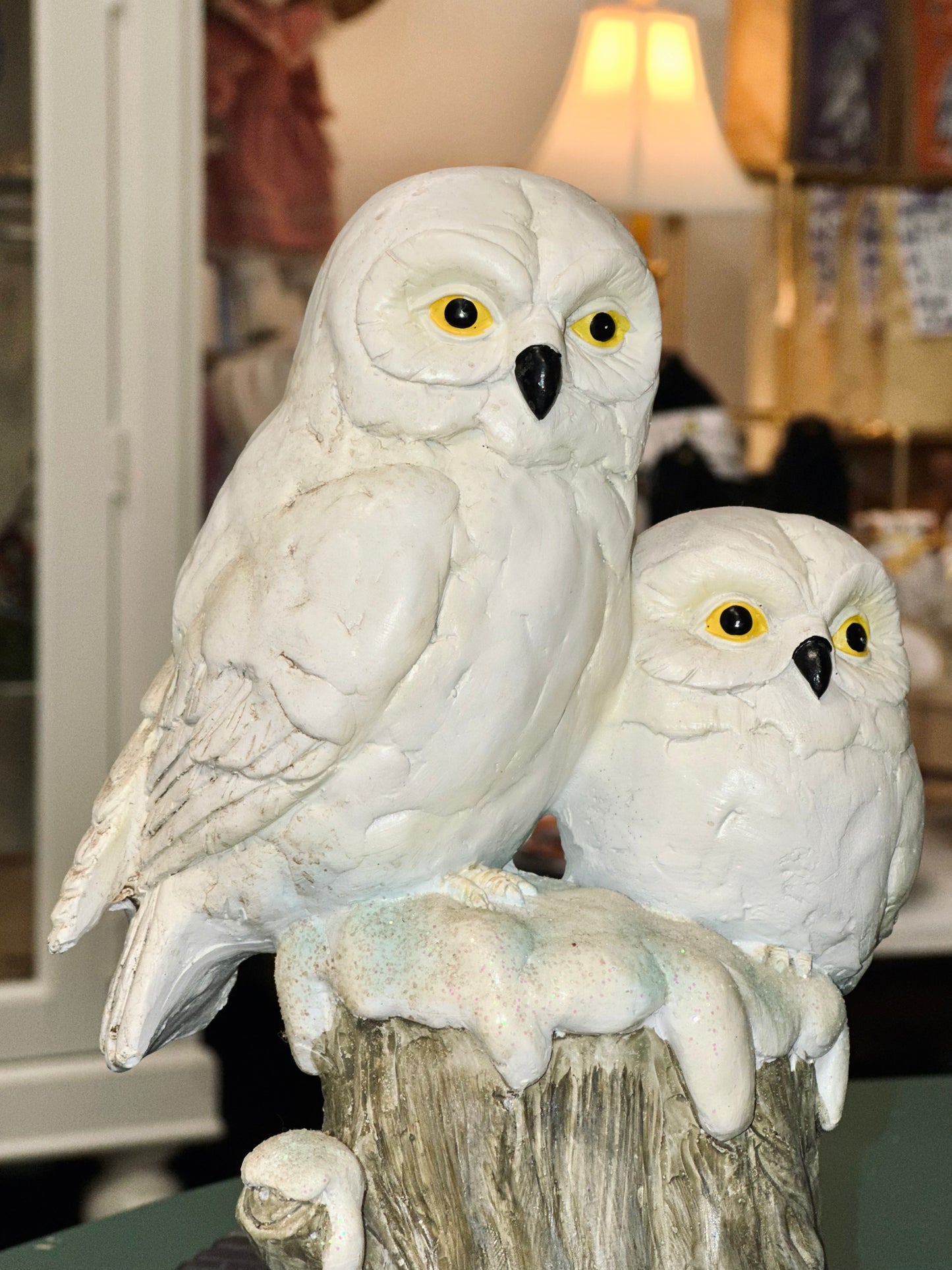 Vintage Snowy Owl Pair Figurine – Resin Woodland Sculpture with Tree Stump