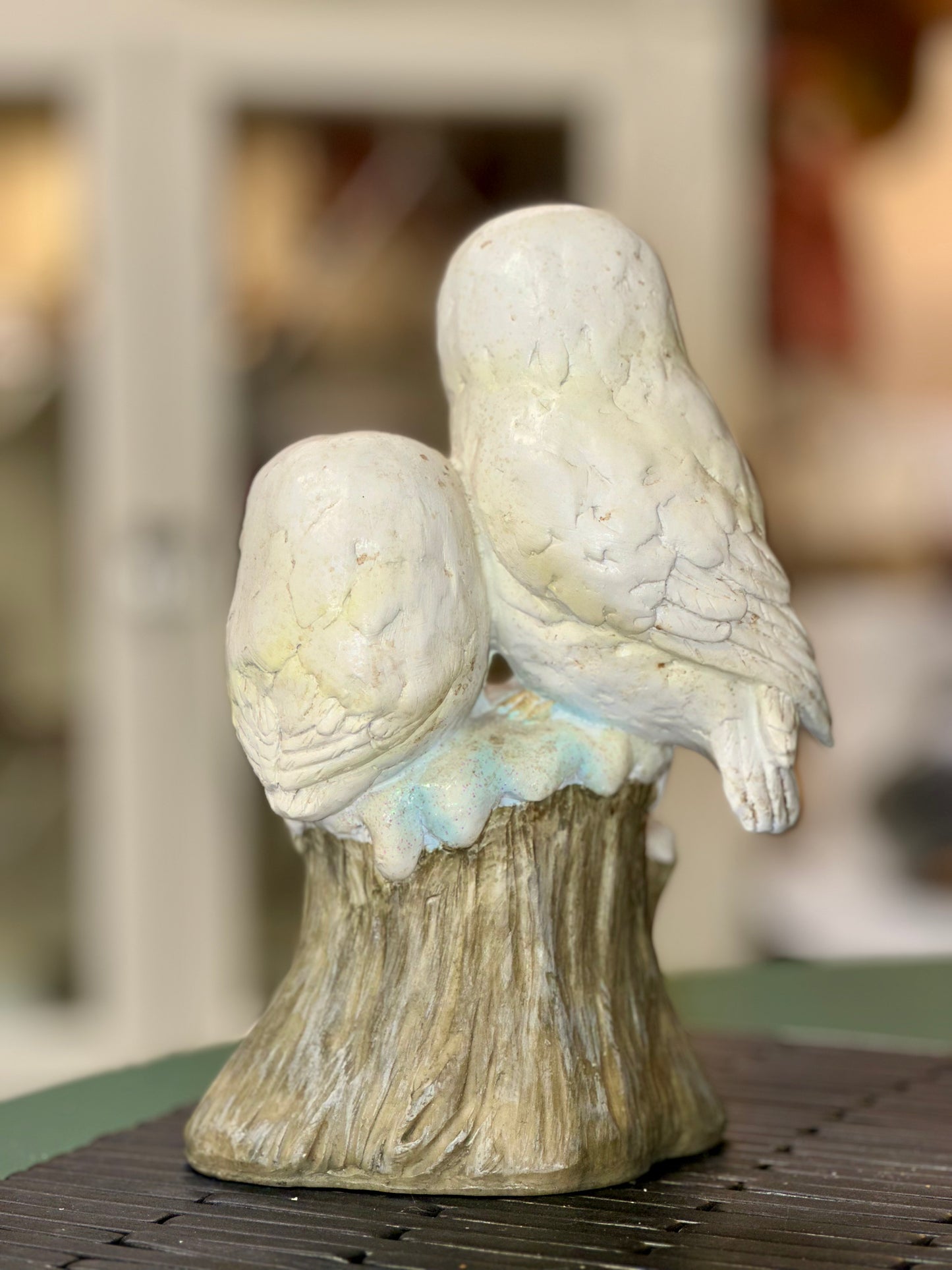 Vintage Snowy Owl Pair Figurine – Resin Woodland Sculpture with Tree Stump