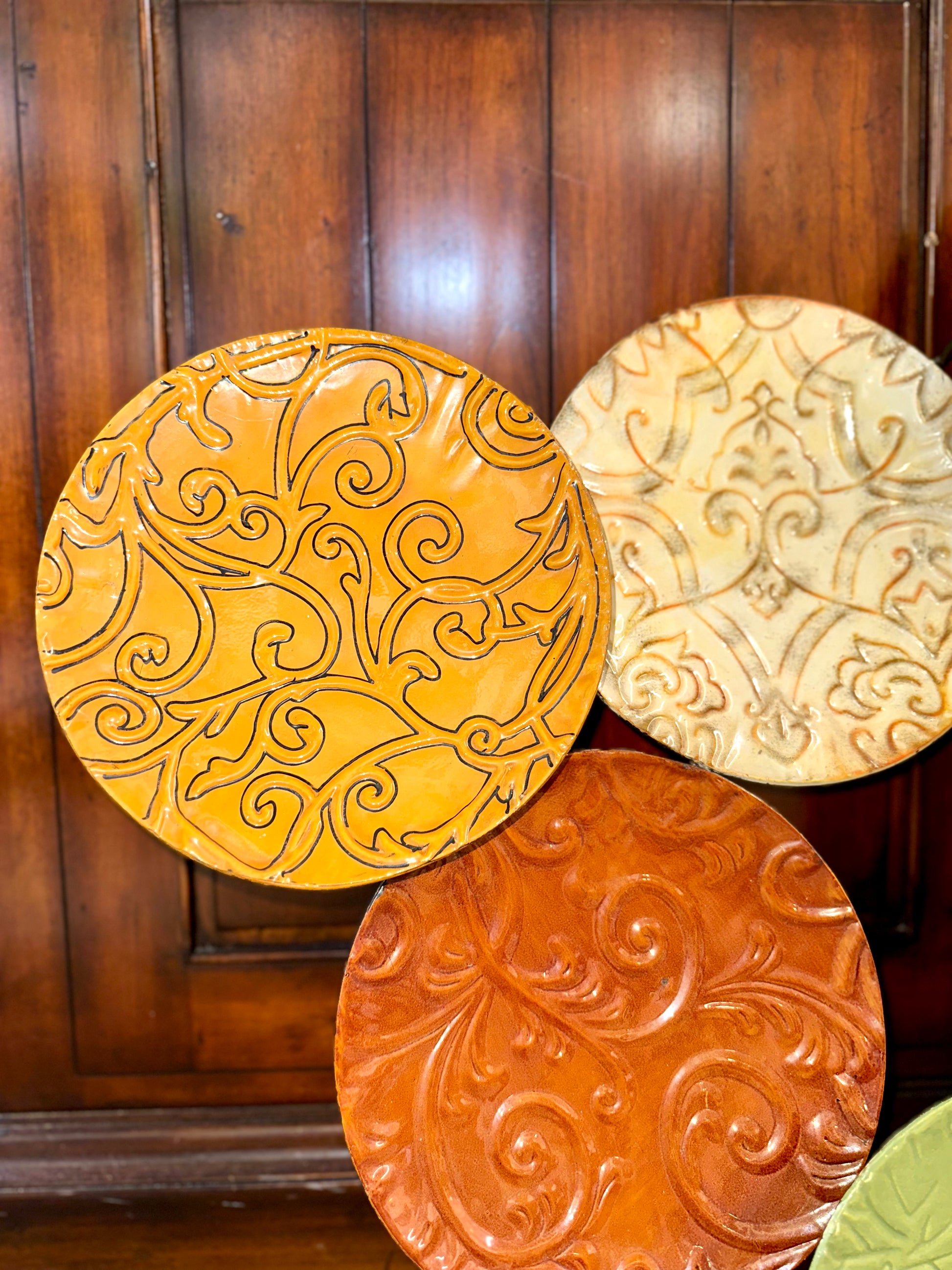 Embossed metal plate wall décor
