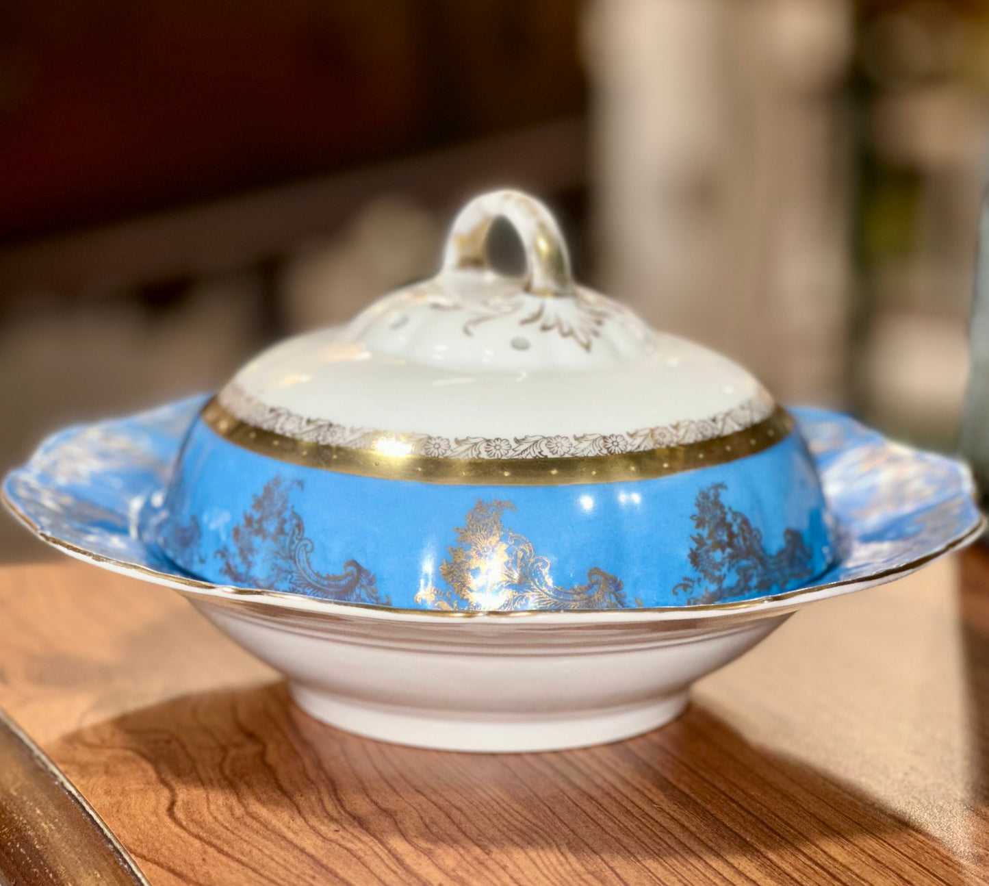 Antique O.&E.G. Royal Austria covered serving bowl with lid