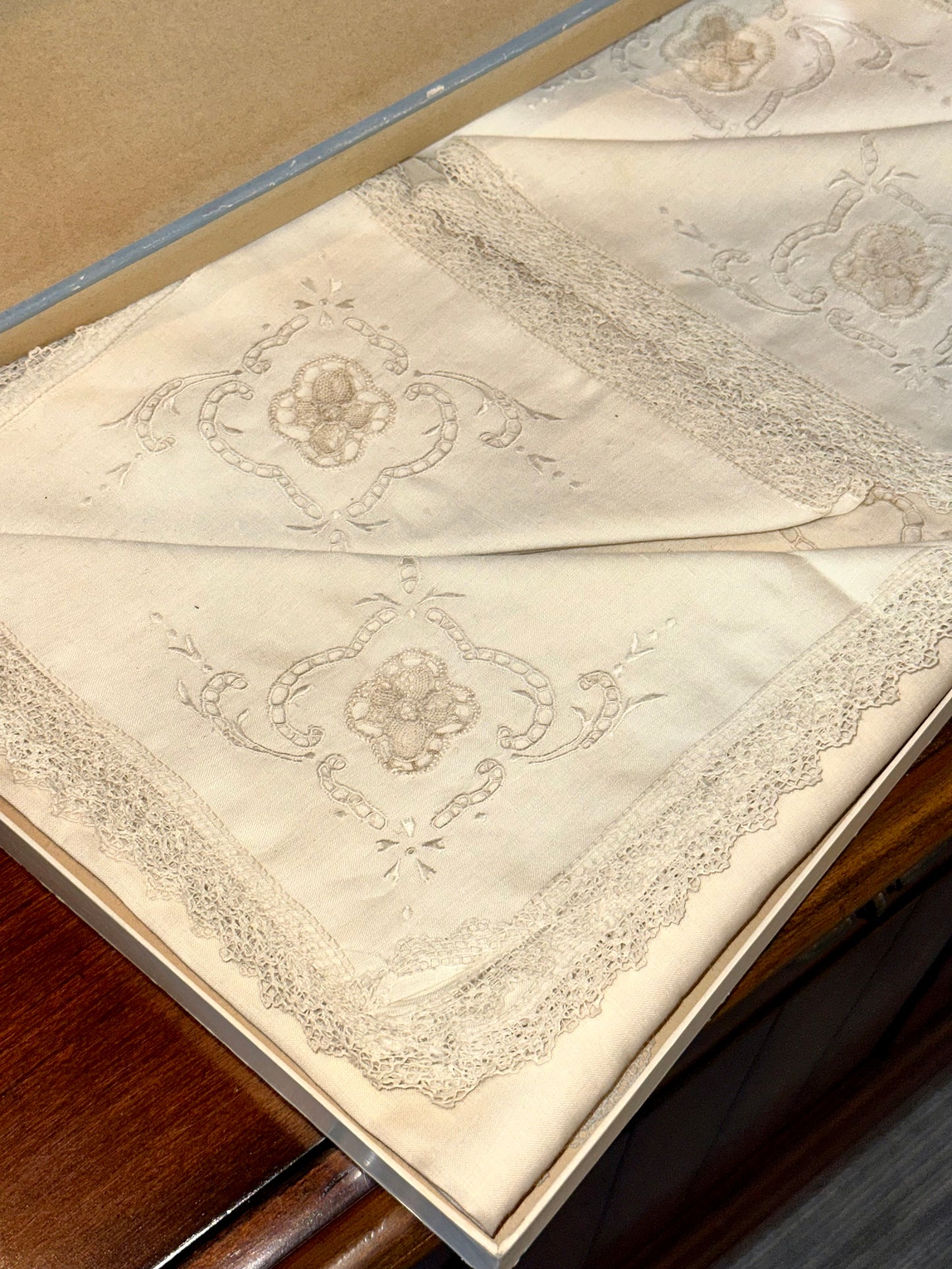 Vintage Quaker Dinner Cloth linen tablecloth set with embroidered napkins