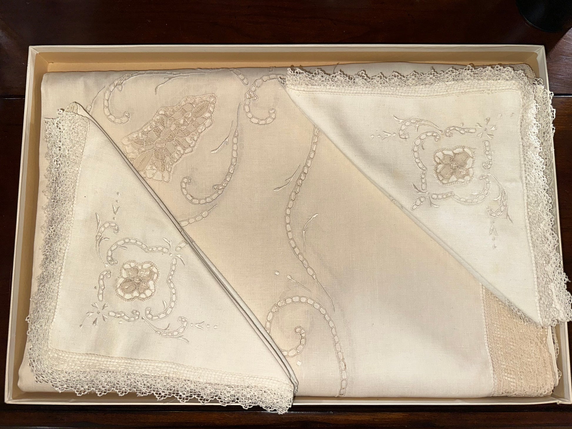 Vintage Quaker tablecloth and matching napkins
