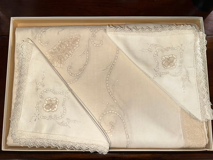 Vintage Quaker tablecloth and matching napkins