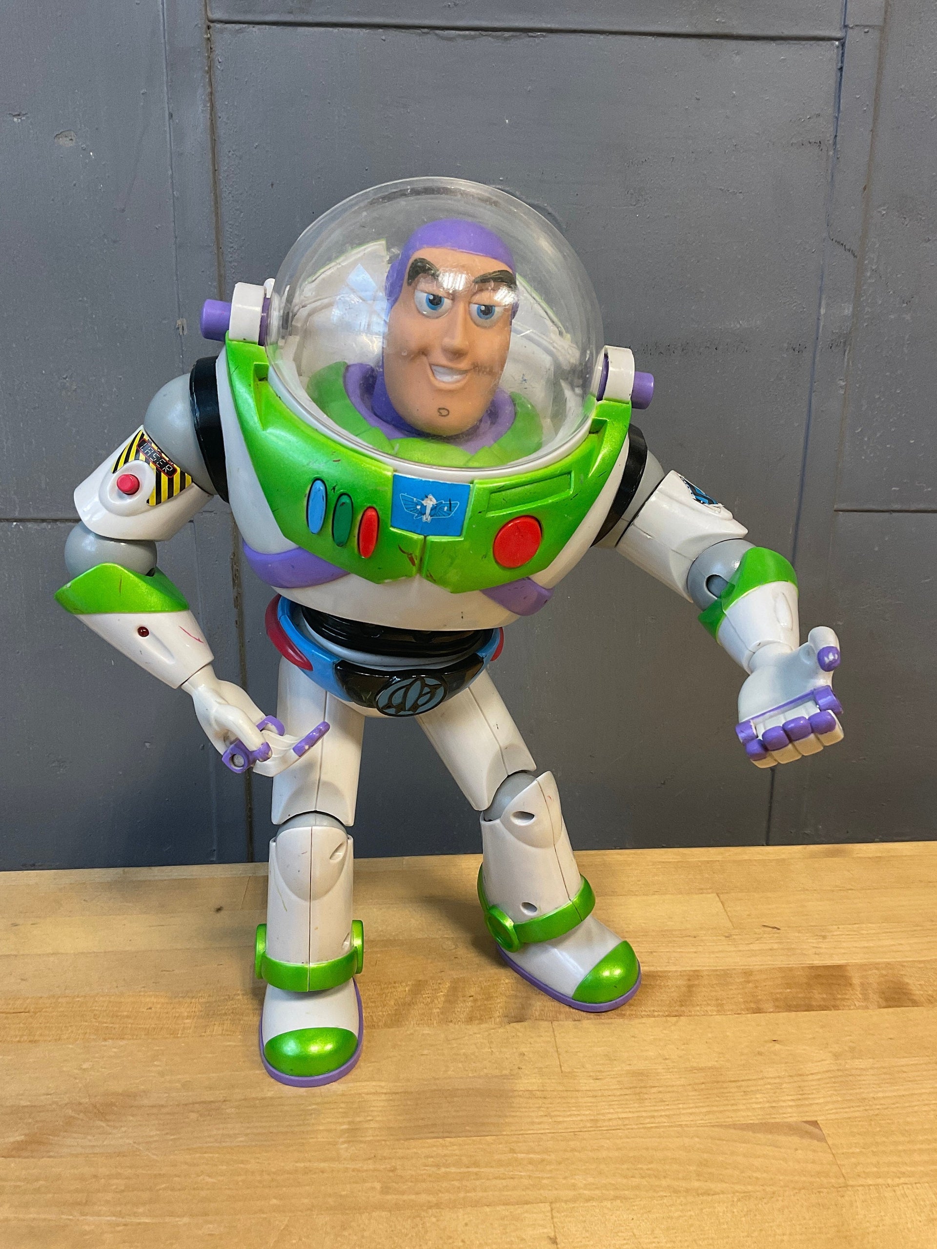 2001 Buzz Lightyear Talking Action Figure – Terra Americana
