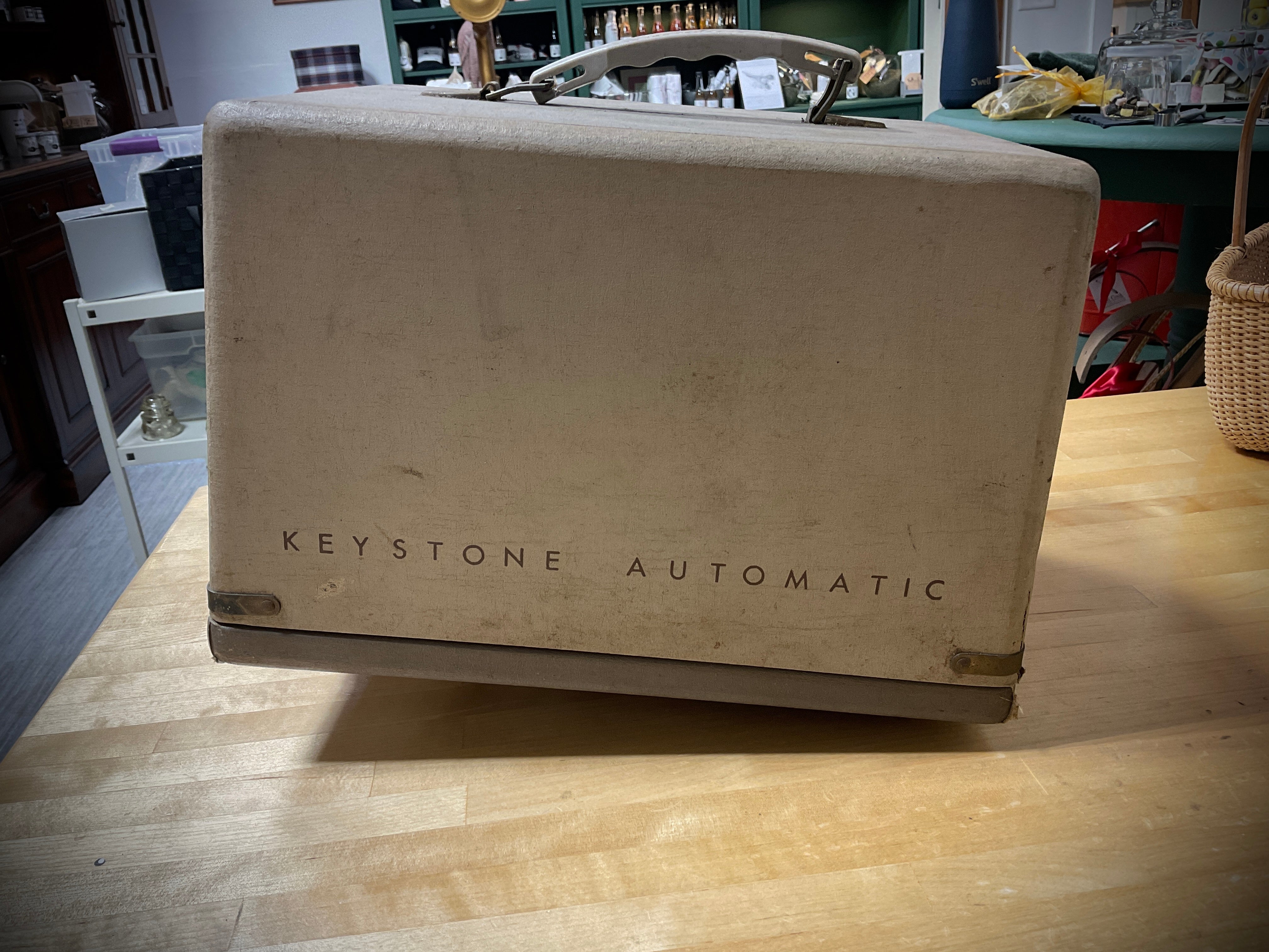 Step back in time with this 1960's Keystone Model K-511 slide projector ...